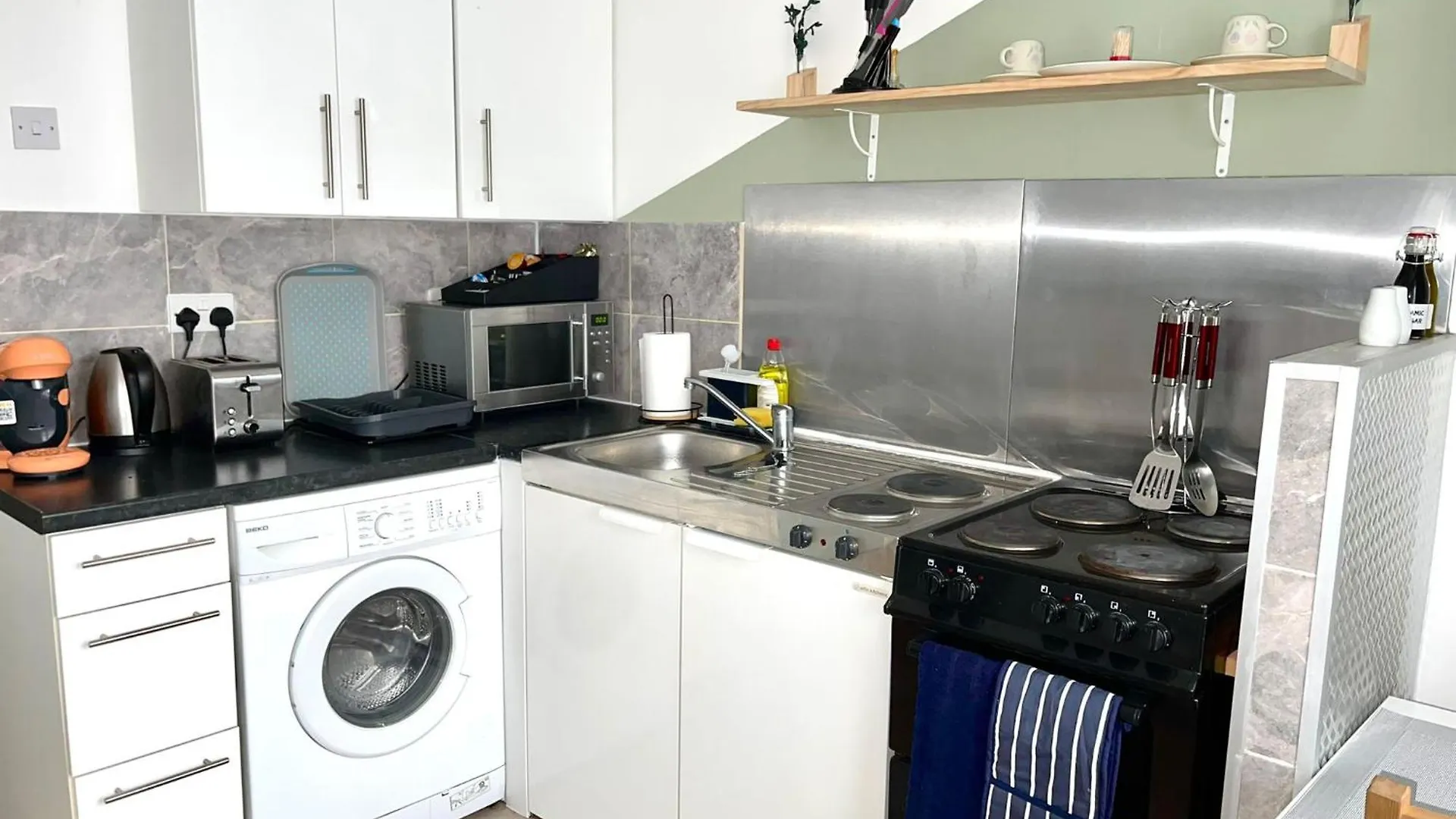 Comfortable And Convenient 1-Bed Apart In Romford location