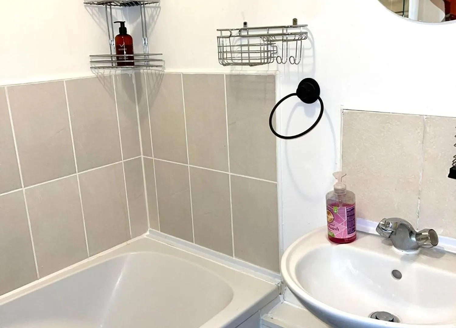 Comfortable And Convenient 1-Bed Apart In Romford Apartment
