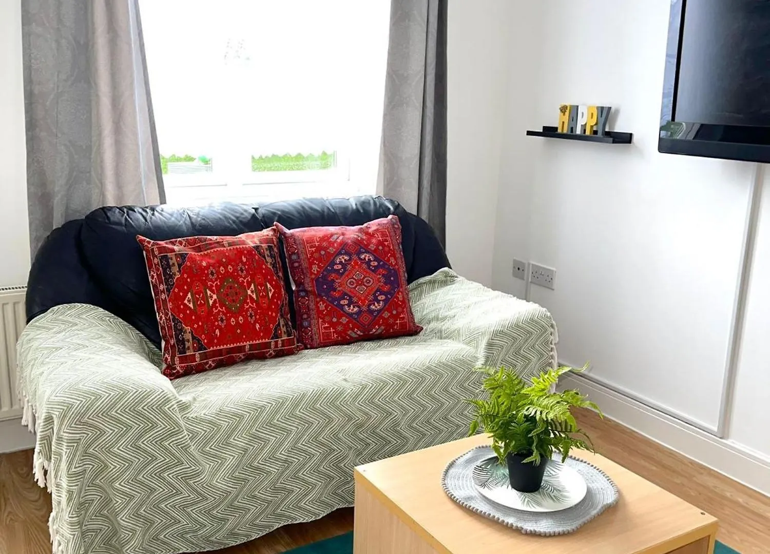 Comfortable And Convenient 1-Bed Apart In Romford 0*,